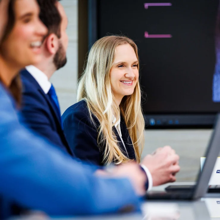 Un abogado en una reunión, sonriendo.