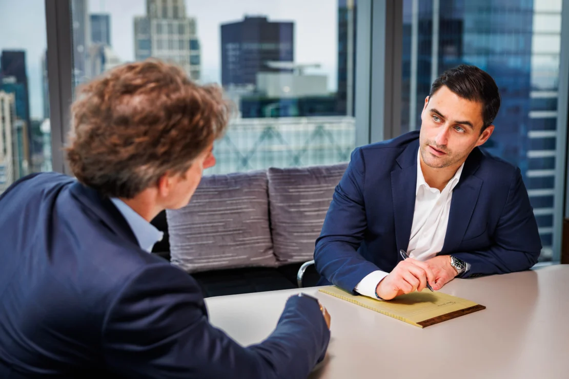 Un abogado tomando notas.