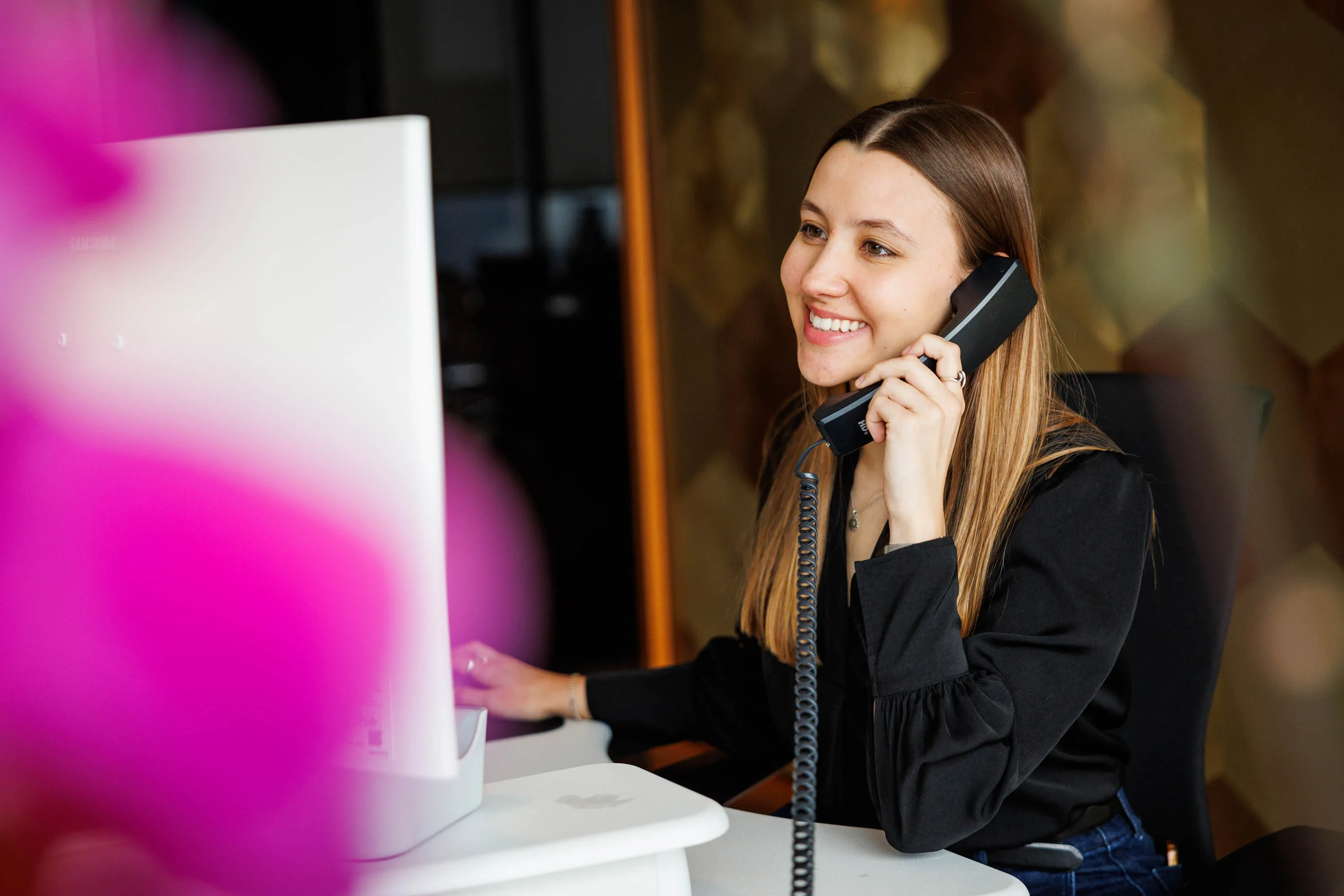 Una mujer atiende una llamada telefónica en una oficina.