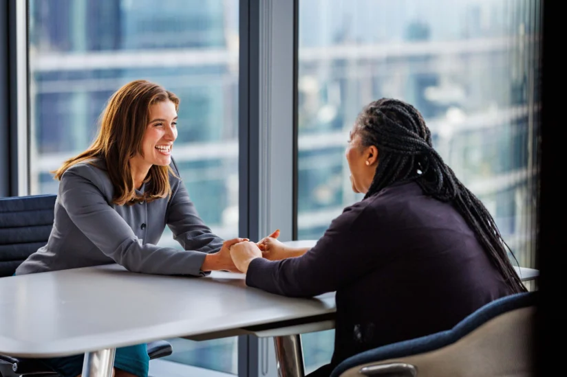 Un abogado tranquiliza a un cliente.